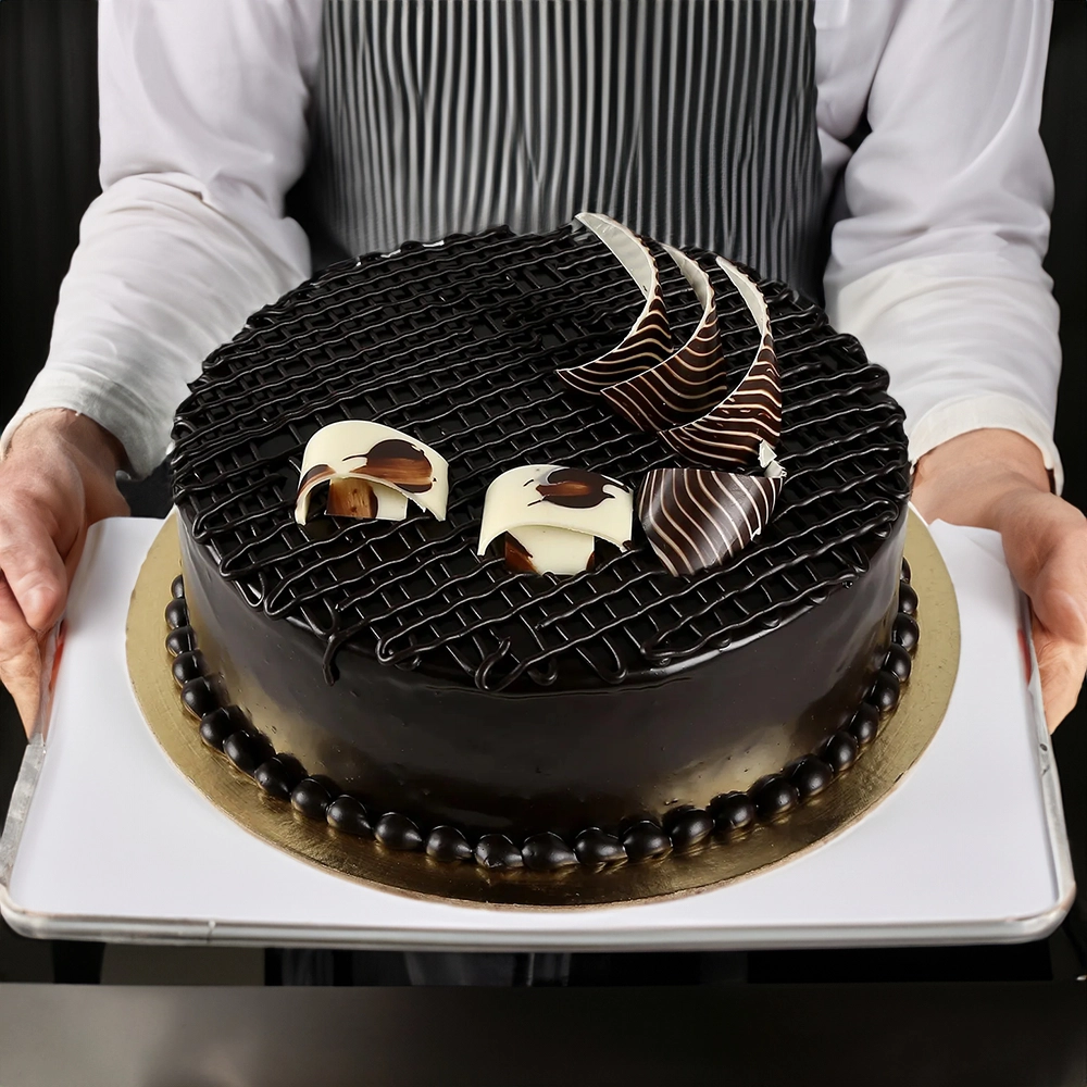 A 1.5 kg of chocolate cake
