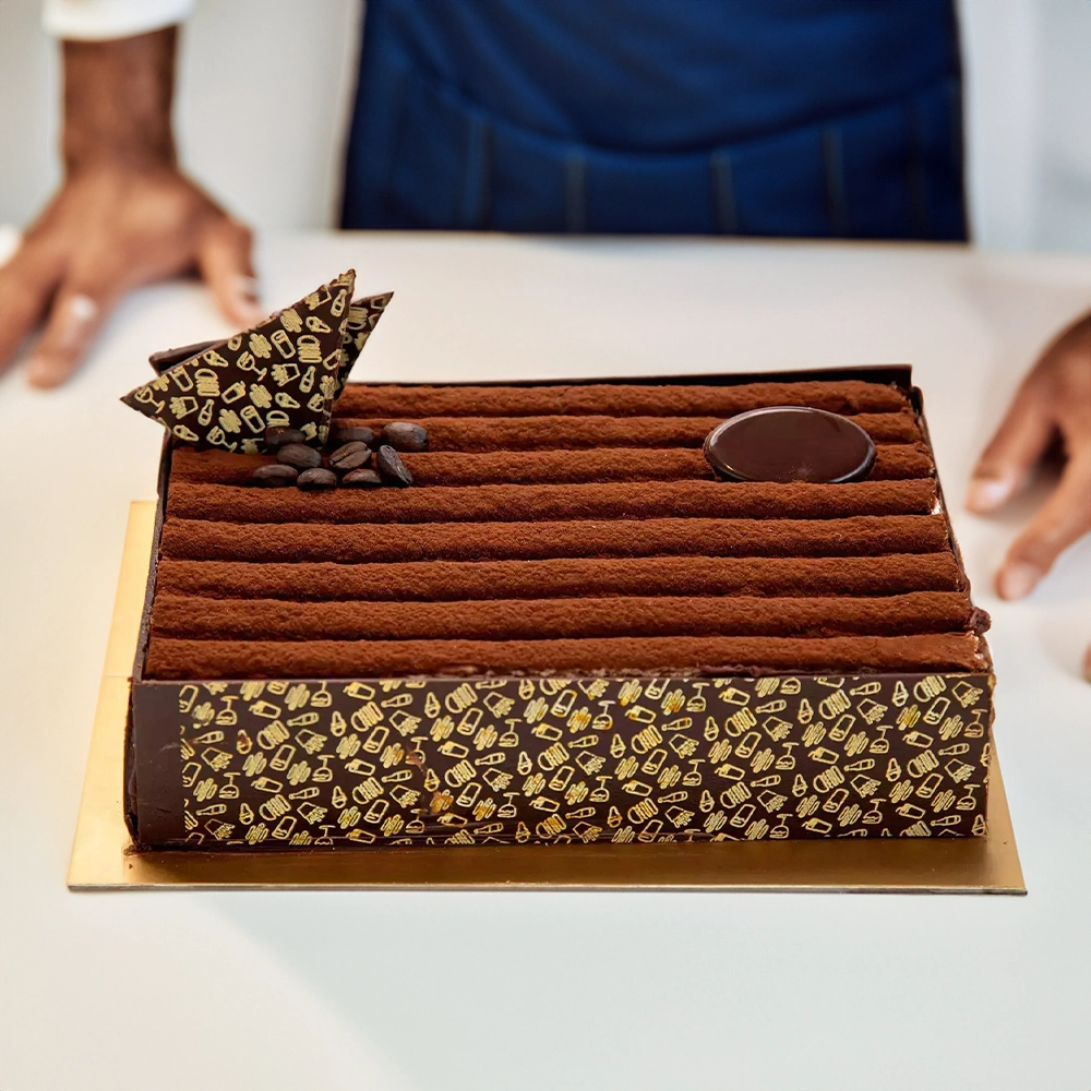 1 kg of tiramisu cake made with sponge, mascarpone cream, coffee syrup
