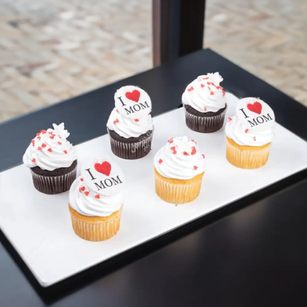 6 cupcake with “I Love Mom” decoration